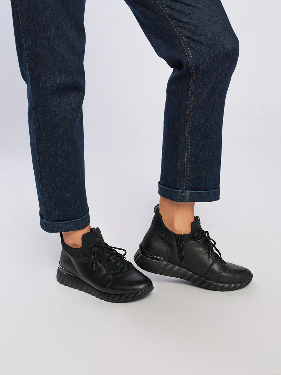 Кроссовки черного цвета со шнуровкой и боковой молнией